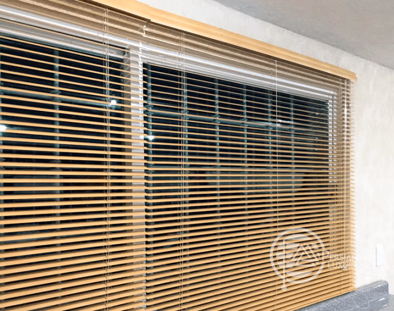 Persianas horizontales de aluminio o madera